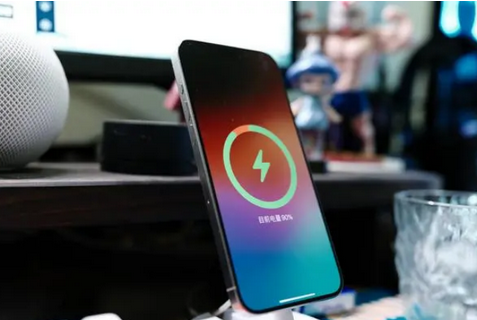 荣昌苹果15换屏服务分享用什么充电器给iPhone15充电更好 